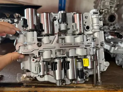 Técnico revisando un cuerpo de válvulas