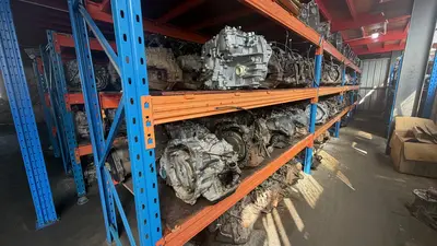 Filas de transmisiones en los racks del almacén